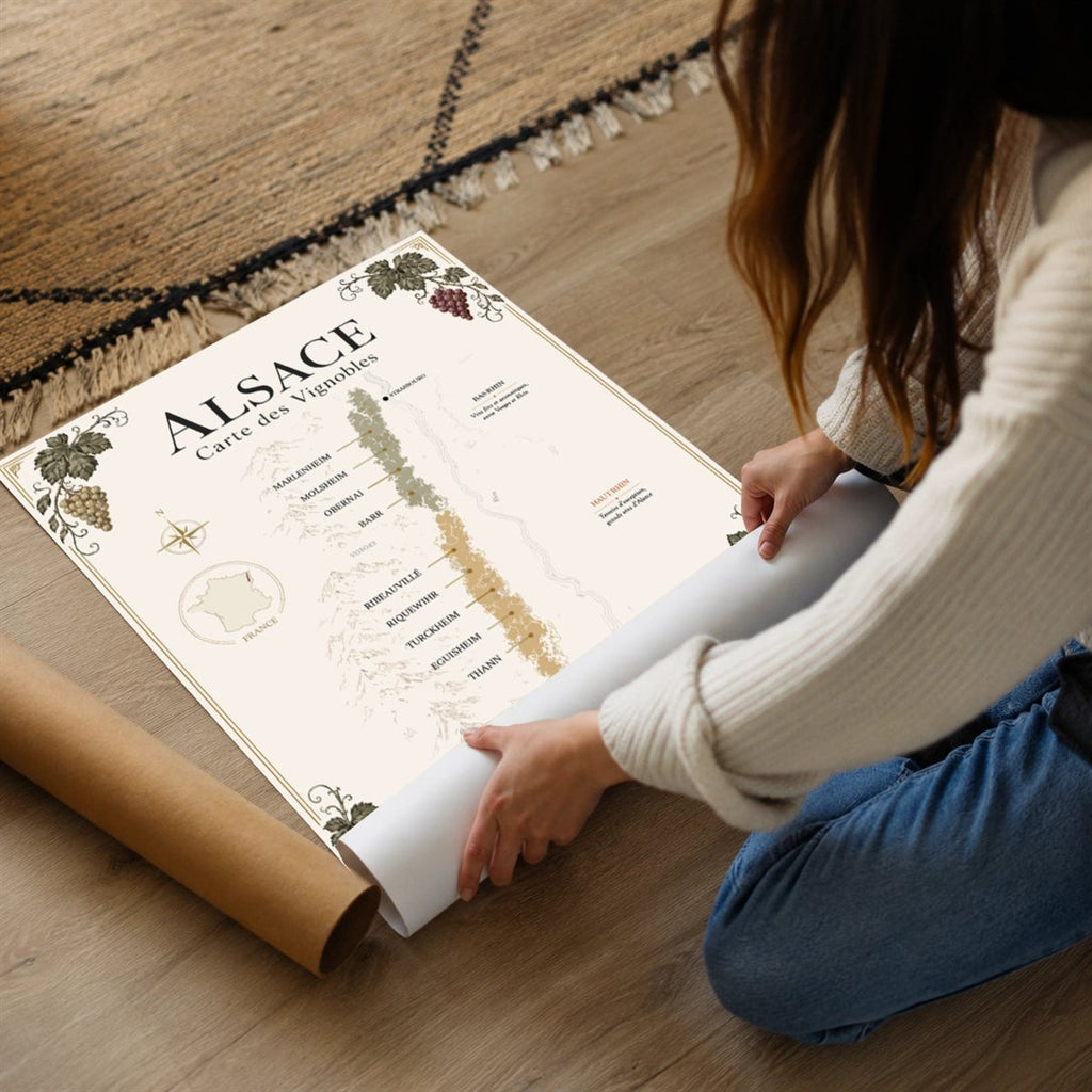Affiche Alsace Carte des Vignobles 50x70 cm - Mockup déroulé
